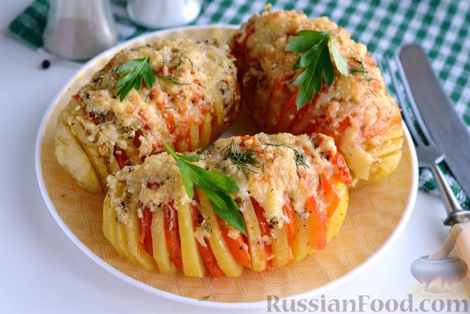 Фото к рецепту: Картошка-гармошка, запечённая с помидорами и сыром