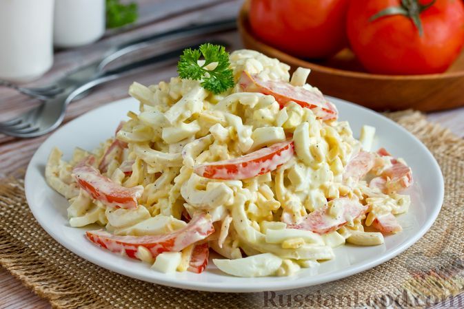 Фото к рецепту: Салат из кальмаров с помидорами и сыром