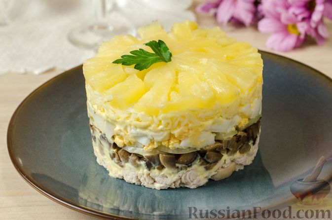 Фото к рецепту: Слоёный салат с ананасами, курицей, жареными шампиньонами и сыром