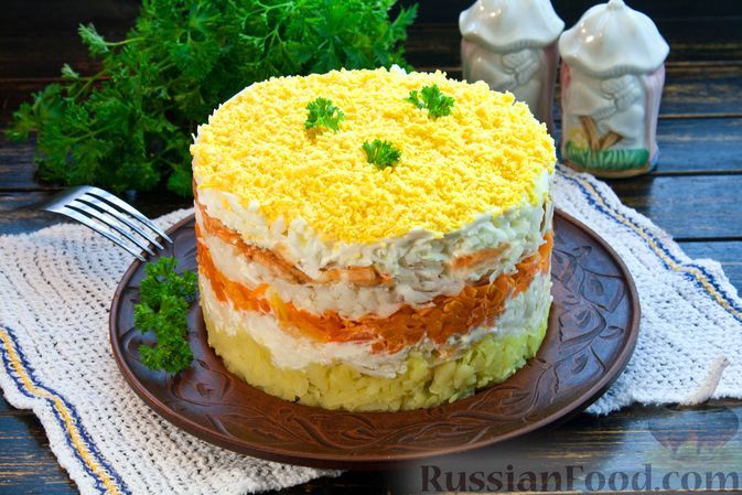 Фото к рецепту: Слоёный салат с редькой, картофелем, морковью, яблоком и варёным яйцом