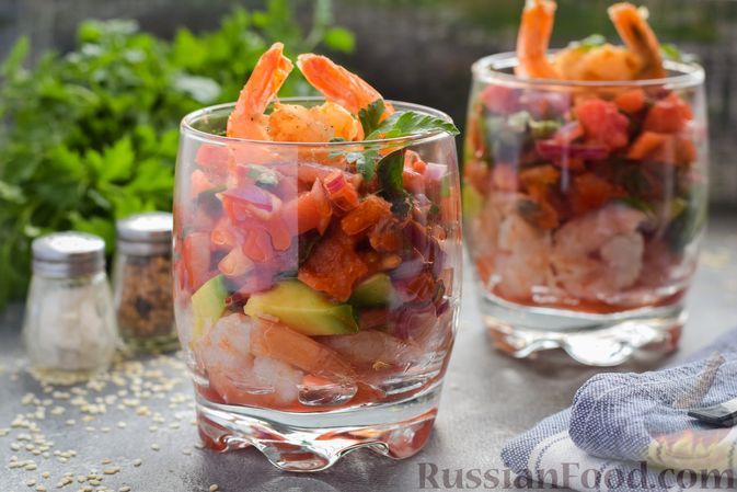 Фото к рецепту: Мексиканский салат-коктейль с креветками, авокадо и консервированными помидорами