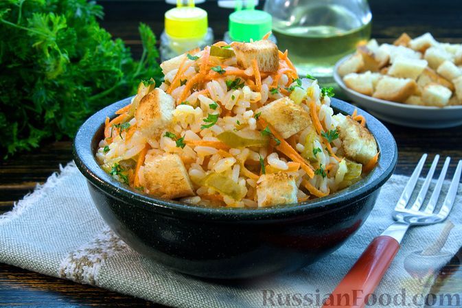 Фото к рецепту: Рисовый салат с солёными огурцами, сухариками и морковью по-корейски