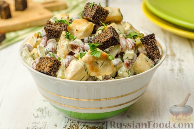 Фото к рецепту: Салат с фасолью, курицей, солёными огурцами и сухариками