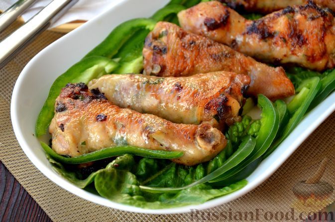 Фото к рецепту: Куриные голени, фаршированные филе, шампиньонами и овощами (на сковороде)