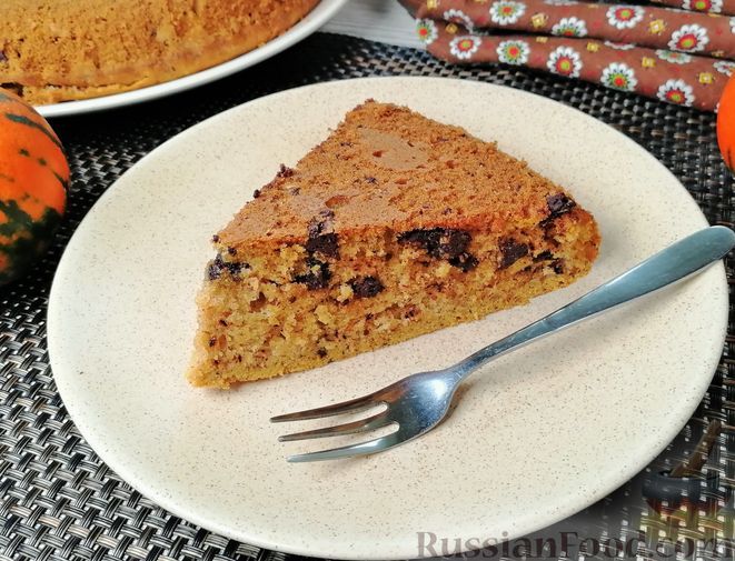Фото к рецепту: Тыквенный пирог с шоколадом и корицей