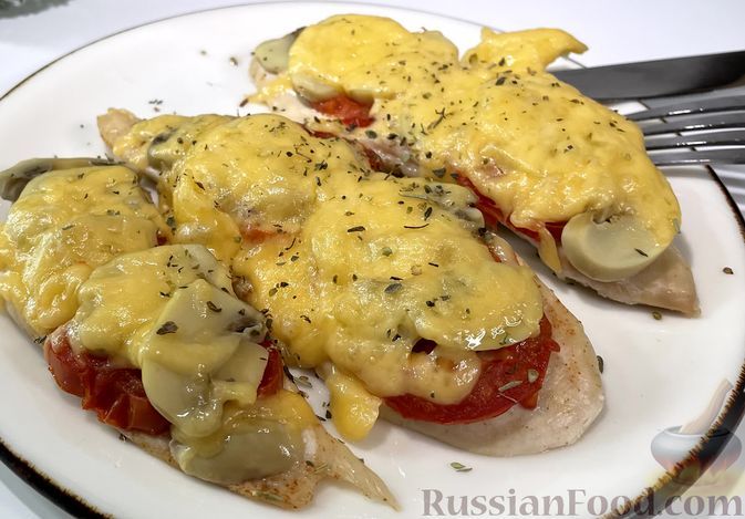 Фото к рецепту: Куриное филе с шампиньонами, помидорами и сыром, в духовке