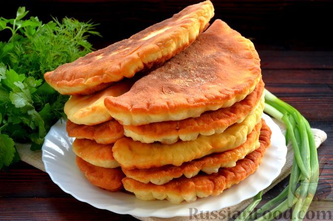 Фото к рецепту: Чебуреки-пирожки с курицей и зеленью (из дрожжевого теста)