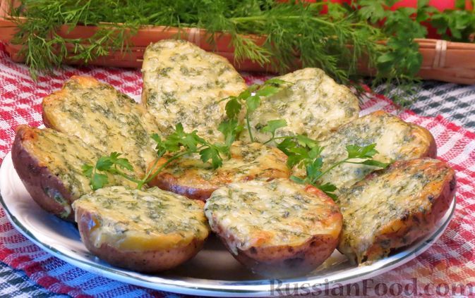 Фото к рецепту: Картошка под чесночным маслом с сыром и зеленью, в духовке