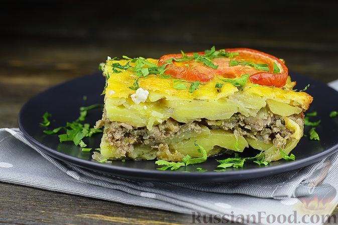 Фото к рецепту: Картофельная запеканка с мясным фаршем, сыром и помидорами