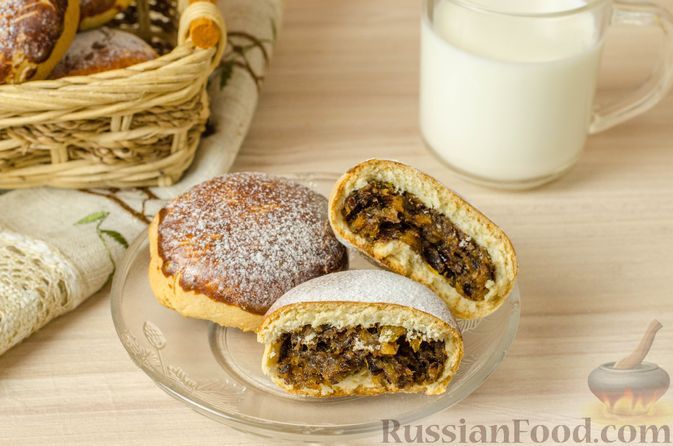 Фото к рецепту: Пирожки из песочного медового теста с орехами и сухофруктами