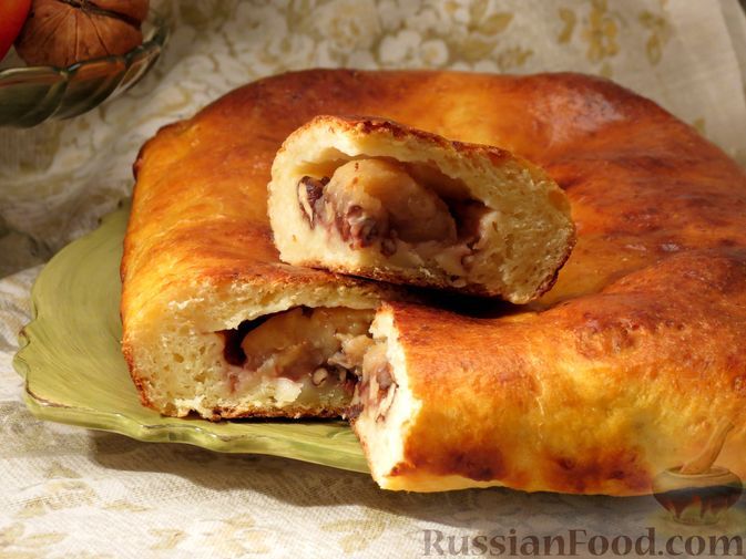 Фото к рецепту: Творожный пирог с яблоками, орехами и повидлом
