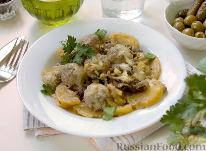 Фото к рецепту: Тефтели, запечённые с картошкой, грибами и сметаной (в духовке)