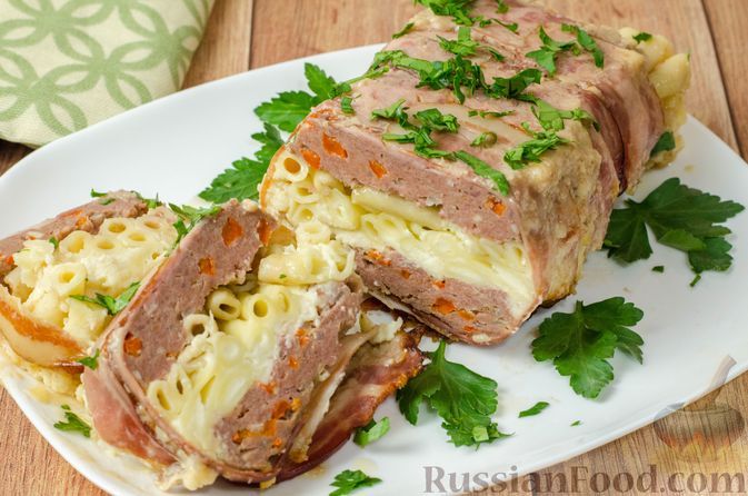 Фото к рецепту: Мясная запеканка с макаронами и молочно-сырным соусом