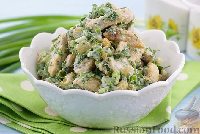Фото к рецепту: Салат с жареной курицей, изюмом и зеленью