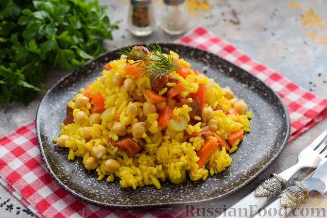 Фото к рецепту: Рис с нутом, овощами и курагой