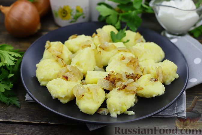 Фото к рецепту: Клёцки из картофеля с жареным луком
