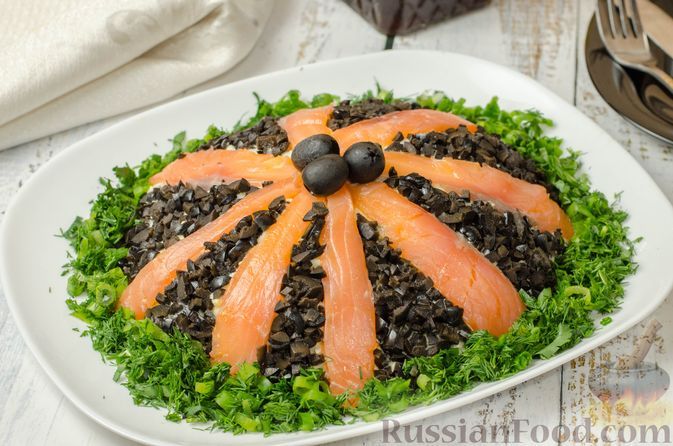 Фото к рецепту: Слоёный салат с красной рыбой, картофелем, морковью и огурцами