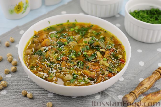 Фото к рецепту: Нутовый суп с копчёной грудинкой и орехами