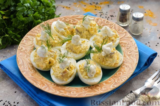 Фото к рецепту: Яйца, фаршированные сельдью и маринованным огурцом