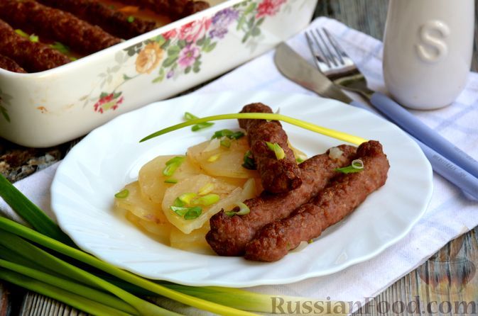 Фото к рецепту: Чевапчичи, запечённые с картофелем (в духовке)