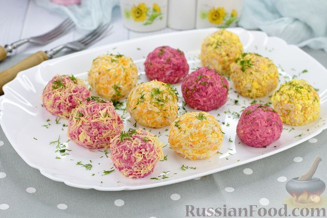 Фото к рецепту: Закусочные шарики с сельдью, овощами, яйцами и сыром