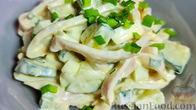 Фото к рецепту: Салат с кальмарами, яйцами и свежими огурцами