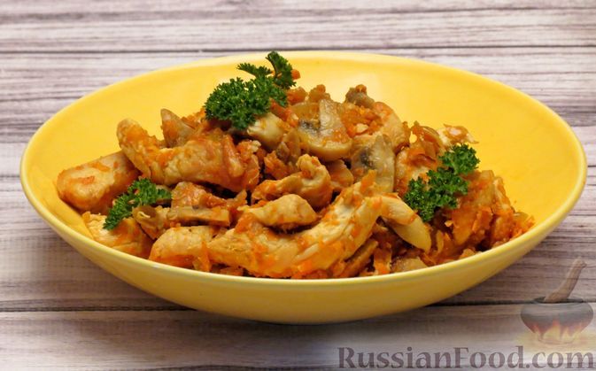 Фото к рецепту: Куриное филе, жаренное с грибами и овощами