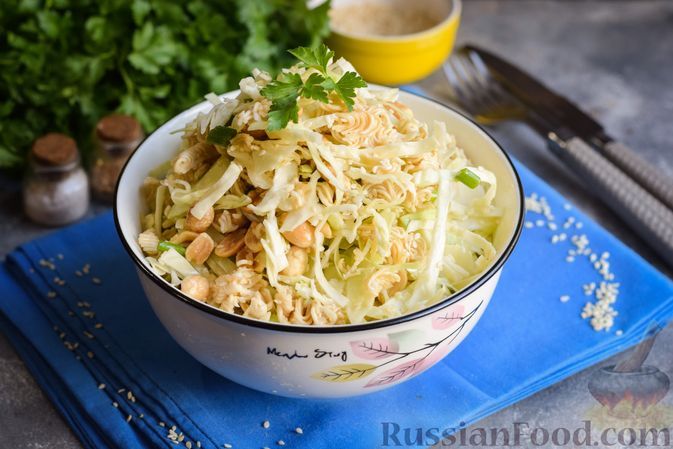 Фото к рецепту: Салат из капусты с орехами и лапшой быстрого приготовления