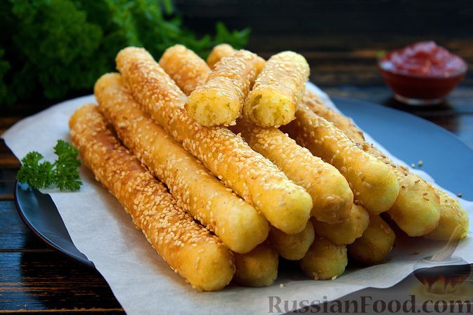 Фото к рецепту: Жареные палочки из картофельного пюре, с кунжутом (во фритюре)