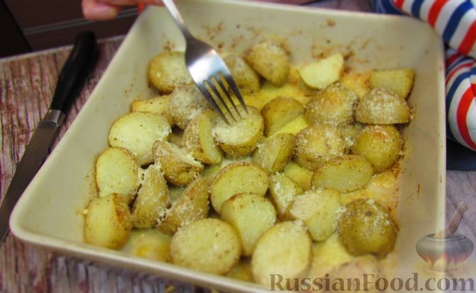 Фото к рецепту: Картофель, запечённый в духовке, с сыром