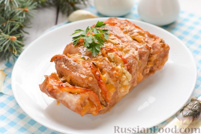 Фото к рецепту: Гармошка из свинины с помидорами и сыром (в духовке)
