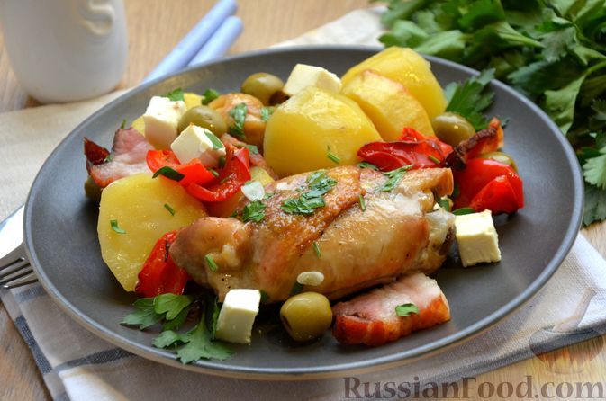 Фото к рецепту: Курица, запечённая с картофелем, беконом, перцем, фетой и оливками