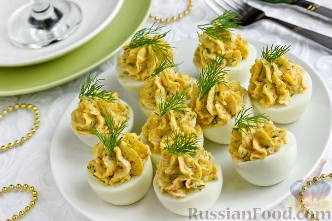 Фото к рецепту: Яйца, фаршированные сыром и крабовыми палочками