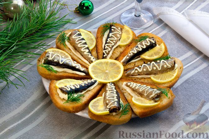 Фото к рецепту: Бутерброды со шпротами и лимоном