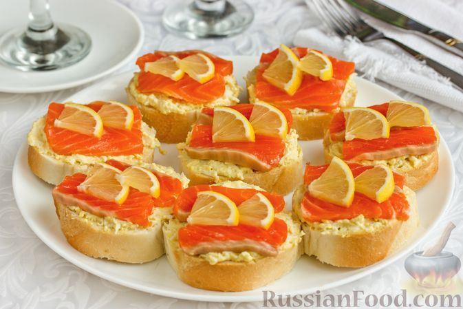 Фото к рецепту: Бутерброды с красной рыбой, яичной намазкой и лимоном