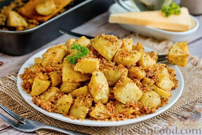 Фото к рецепту: Картошка с сыром и панировочными сухарями, в духовке